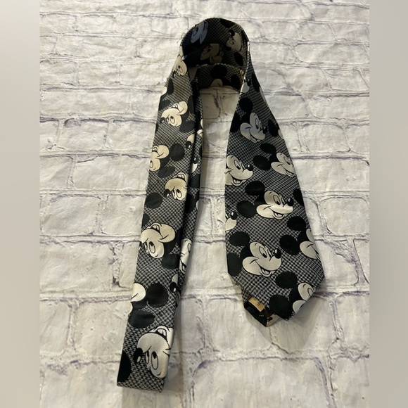 VINTAGE DISNEY MICKEY MOUSE BLACK/GRAY/WHITE NOVELTY CERVANTES MENS TIE - Picture 5 of 6